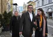 Wendelin (Fritz Wepper) weiß nicht, was er davon halten soll, dass seine Tochter Alexandra (Sophie Wepper) für den Fernsehkoch Max Loderer (Hans Sigl) als Ghostwriterin arbeitet. Wendelin (Fritz Wepper) weiß nicht, was er davon halten soll, dass seine Tochter Alexandra (Sophie Wepper) für den Fernsehkoch Max Loderer (Hans Sigl) als Ghostwriterin arbeitet.