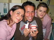 Willi mit der Zahn&auml;rztin Ana und der Helferin Moni. Ehe er sich versieht, sitzt er selber auf dem Behandlungsstuhl.