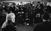 Luxuri&ouml;se Hotels ziehen seit jeher Promis an: wie Marilyn Monroe 1956 im Savoy Hotel London. Terra X History erz&auml;hlt die Geschichten ber&uuml;hmter Hotels und ihrer nicht minder ber&uuml;hmten G&auml;ste.
