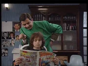 Eine Mutter mit Kind h&auml;lt Mr. Bean f&uuml;r den Figaro und vertraut ihm ihren Spross an. Mr. Bean nimmt die Herausforderung an und schnippelt an den Haaren des ahnungslosen Jungen herum.