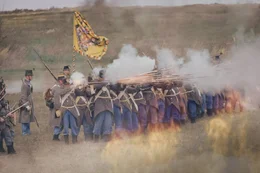 In der Schlacht von K&ouml;niggr&auml;tz 1866 stehen sich &ouml;sterreichische und preu&szlig;ische Truppen gegen&uuml;ber. Die Niederlage markiert den Tiefpunkt im politischen Leben Kaiser Franz Josephs. Die Vormachtstellung des Hauses Habsburg unter den deutschen F&uuml;rsten ist damit Geschichte.
