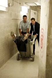 Michael (Jeffrey Donovan, l. ) bekommt vom einen Auftragsm&ouml;rder den Befehl, bestimmte Leute zu t&ouml;ten. Damit er diese Bedingungen erf&uuml;llt, soll Larry Sizemore (Tim Matheson) ihn im Auge behalten.