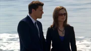 Booth (David Boreanaz, l.); Dr. Brennan (Emily Deschanel, r.)