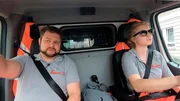 Unterwegs zu einem Einsatz: Oliver Christ und Carmi Pici vom Rettungsdienst der Johanniter Wiesbaden.