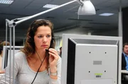 Nach einem schrecklichen Erlebnis hat die junge Anw&auml;ltin Anna Winter (Alexandra Neldel, l.) ihre Kanzlei aufgegeben und heuert in einem Callcenter f&uuml;r Rechtsberatung an. Eines Tages wirft ein mysteri&ouml;ser Anrufer sie zur&uuml;ck in die Vergangenheit ...