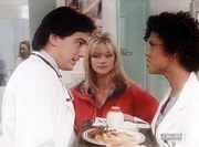 Electra (Janet Gunn, M.) flirtet mit Jack (Scott Baio, l.), doch Amanda (Victoria Rowell, r.) kommt dazwischen und st&ouml;rt.