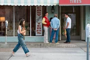 Kya Clark (Daisy Edgar-Jones), Chase Andrews (Harris Dickinson, 2.v.l.).