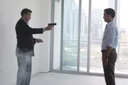 Larry Sizemore (Tim Matheson, l.) droht Michael (Jeffrey Donovan), zu erschie&szlig;en, falls er ihm wichtige Informationen &uuml;ber bestimmte Personen nicht preisgibt.