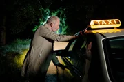 Bernhard Henschel (Michael Lott) wird von einem Taxifahrer bedroht und im Nirgendwo ausgesetzt. Kurz darauf ist der Mann tot und Henschel ist der Letzte, der ihn lebend gesehen hat.