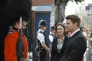 Der Aufenthalt von Agent Booth (David Boreanaz, r.) und Brennan (Emily Deschanel, 2.v.r.) in England ist fast vorbei. Doch als sie abreisen wollen, ereilt sie ein Anruf &ndash; ihr britischer Kollege wurde offensichtlich ermordet.