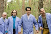 Anitas Mann Ralph Martinelli (Yousef Sweid, re.) soll mit seinem Forscherteam einen Impfstoff gegen das Virus entwickeln. In v&ouml;lliger Isolation mitten im Wald nehmen die "gesch&uuml;tzten M&auml;nner" ihre Arbeit auf.