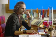 Mit dem Hauptdarsteller seines Erfolgsfilms &bdquo;Sabor&ldquo; Alberto Crespo (Asier Etxeandia) hatte sich Salvador bei den Dreharbeiten zerstritten. Zur Auff&uuml;hrung der restaurierten Fassung kontaktiert er ihn und die beiden n&auml;hern sich langsam wieder an.