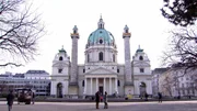 Karl Hohenlohe, Katrin Unterreiner vor der Karlskirche.
