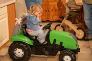 Sissi freut sich &uuml;ber ihren Spielzeugtraktor.