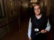 Nachtw&auml;chter Dris Bichri ist nachts alleine im Welterbe-Schloss.