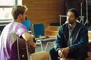 Musik zu machen war immer sein Traum: Vince (Benito Bause, re.) erf&auml;hrt Neues &uuml;ber Robbie (Fr&eacute;d&eacute;ric Brossier).