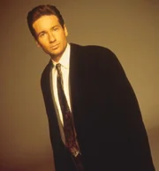 (3. Staffel) - Die X-Akten: Hier werden F&auml;lle gesammelt, in denen ungew&ouml;hnliche Ph&auml;nomene eine Rolle spielen, die nicht erkl&auml;rt werden k&ouml;nnen. FBI-Agent Fox Mulder (David Duchovny) untersucht derartige F&auml;lle.