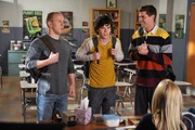 Axl (Charlie McDermott, M.) und seine Kumpel Darrin (John Gammon, l.) und Sean (Beau Wirick, r.) wollen ihre Musikkarriere mit einem Musikvideo ins Rollen bringen, doch dazu brauchen sie ihre Biologielehrerin ...