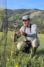 Im Murnauer Moos will ein Ornithologe vom Max-Planck-Institut herausfinden, warum Braunkehlchen immer seltener werden.