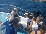 Dr. Charlie Beeker erkl&auml;rt Studenten das Wrack der Quedagh Merchant.