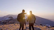Geschafft: zum Sonnenaufgang erreichen Alex Baur und Lorenz Jeric den Gipfel des Mount Zor. Nach 6.000 Kilometern endet hier ihr Roadtrip mit einem weiten Blick &uuml;ber die Grenzen nach Armenien und den Iran.