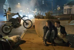Nya (Lex Scott Davis) und Isaiah (Joivan Wade, r.)  Die Verwendung des sendungsbezogenen Materials ist nur mit dem Hinweis und Verlinkung auf RTL+ gestattet.; Nya (Lex Scott Davis) und Isaiah (Joivan Wade, r.)  Die Verwendung des sendungsbezogenen Materials ist nur mit dem Hinweis und Verlinkung auf RTL+ gestattet.
