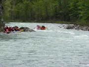 Personen beim Rafting