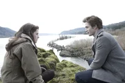 Trotz der Gefahr lassen sich Bella (Kristen Stewart) und Vampir Edward (Robert Pattinson) auf das Wagnis ein und wollen ihrer Liebe eine Chance geben.