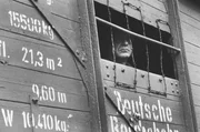 Ein Zug mit j&uuml;dischen Gefangenen. In Viehwagons werden sie zu Tausenden erst aus dem Krakauer Ghetto ins Konzentrationslager Plaszow, sp&auml;ter dann ins Vernichtungslager Auschwitz-Birkenau gebracht.