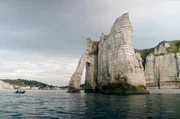 &Eacute;tretat ist Schauplatz zahlreicher Erz&auml;hlungen. Das Nebeneinander sch&ouml;pferischer und bedrohlicher Naturkr&auml;fte, die B&uuml;ndelung unterschiedlicher Sehns&uuml;chte und untergr&uuml;ndiger &Auml;ngste inspirierte Maler und Schriftsteller seit dem 19. Jahrhundert.