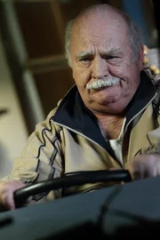 Mr. Ehlert (Brian Doyle-Murray) hat Frankie versprochen, sie auf ein Managementseminar mitzunehmen. Doch die Kollegen munkeln, dass er etwas ganz anderes vor hat ... Mr. Ehlert (Brian Doyle-Murray) hat Frankie versprochen, sie auf ein Managementseminar mitzunehmen. Doch die Kollegen munkeln, dass er etwas ganz anderes vor hat ...