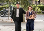 Ustascha &uuml;berall, Betty sieht Gefangene mit gelbem Fleck (v.li.: August Zirner, Sophie Stockinger).