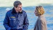 Massimo (Felix Klare) und Blum (Anna Maria M&uuml;he) unterhalten sich &uuml;ber die am Flussufer gefundene Leiche.