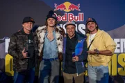 Lucas Pinheiro Braathen (2.v.l.) mit Robby Naish (l.), Sandro Dias und Jason Paul (r.) in Kitzb&uuml;hel, &Ouml;sterreich, am 22. Januar 2026.