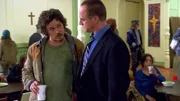 Wer hat eine Zeugin in einem Vergewaltigungsprozess auf offener Stra&szlig;e hingerichtet? Der Obdachlose Eddie Skinner (Michael Raymond-James, l.) gibt Detective Stabler (Christopher Meloni) einen entscheidenden Hinweis.