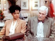 Amanda (Victoria Rowell, l.) und Dr. Mark Sloan (Dick Van Dyke, r.) sitzen skeptisch einen Verd&auml;chtigen gegen&uuml;ber.