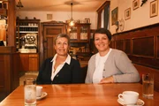 v.li.: Porträt von Protagonistinnen Brigitte Bacher und Sandra Hartmann während Servus TV´s „Wirthausgschichtn aus dem Gesäuse" im Gastraum des Gasthauses Der Kamper am 6. Oktober 2024 v.li.: Porträt von Protagonistinnen Brigitte Bacher und Sandra Hartmann während Servus TV´s „Wirthausgschichtn aus dem Gesäuse" im Gastraum des Gasthauses Der Kamper am 6. Oktober 2024