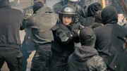 Im Chaos der eskalierenden Demonstration hat Sarah Kohr (Lisa Maria Potthoff) etwas entdeckt.