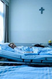 Blum (Anna Maria M&uuml;he) liegt geschw&auml;cht und verletzt im Krankenhaus.