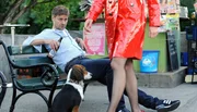 Barney (Marcus Mittermeier) ist frustriert und wird von der Prostituierten Carmen (Katharina Schubert) angesprochen.