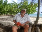 Dr. Charlie Beeker w&auml;hrend eines Interviews.