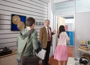 Dr. Berger (Robert Schupp, m.) st&ouml;rt Lennards (Maximilian Braun, l.) und Olivias (Holly Geddert, r.) gemeinsame Zeit.