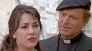 Don Matteo (Terence Hill, r.) versucht Roberta (Karin Proia) gut zuzureden, damit sie der Polizei die Wahrheit sagt.