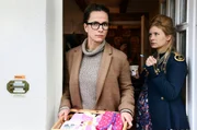 Fiona (Claudia Michelsen, li.) kann es noch nicht so recht fassen: Ihre Nachbarin Julia (Birte Hanusrichter) ist von ihrem Mann Ben schwanger, im achten Monat.