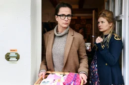 Fiona (Claudia Michelsen, li.) kann es noch nicht so recht fassen: Ihre Nachbarin Julia (Birte Hanusrichter) ist von ihrem Mann Ben schwanger, im achten Monat.