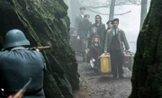 Die Schweizer Grenzer lassen die Kinder ins Land (v.li.: Maximilian Paier, Nina Proll, Vogt, Amy Lee W&ouml;rg&ouml;tter, Muriel Wimmer, Sophie Stockinger, Ludwig Trepte).