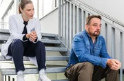 Marc (Christian Beermann, r.) braucht Trost von seiner Kollegin und guten Freundin Dr. Julia Berger (Mirka Pigulla, l.). Kann sie ihm helfen?