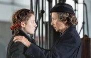 Betty wird von ihrer Oma zum Zug gebracht (v.li.: Sophie Stockinger, Johanna Zeisler).