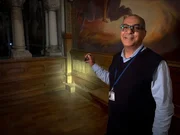 Nachtw&auml;chter Dris Bichri ist nachts alleine im Welterbe-Schloss.