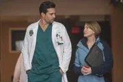 W&auml;hrend es Andrew leid ist, Maggies Geheimnis zu sein, trifft Meredith (Ellen Pompeo, r.) bei ihrem besonderen Einsatz im Milit&auml;rkrankenhaus auf Major Thorpe (Scott Elrod, l.) ...